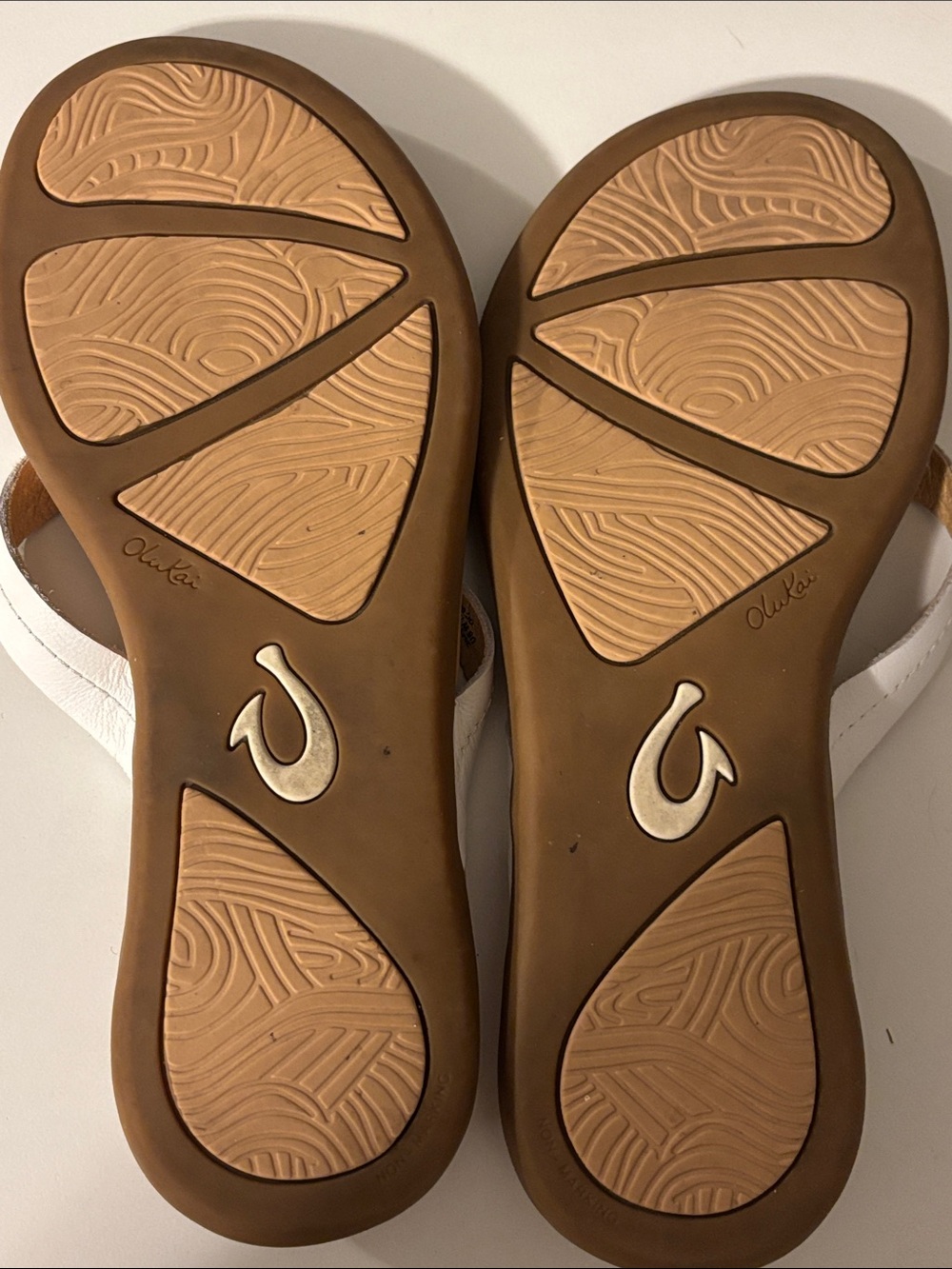 Olukai White Leather Flip-Flop Sandals - Women size 7 - Picture 8 of 10
